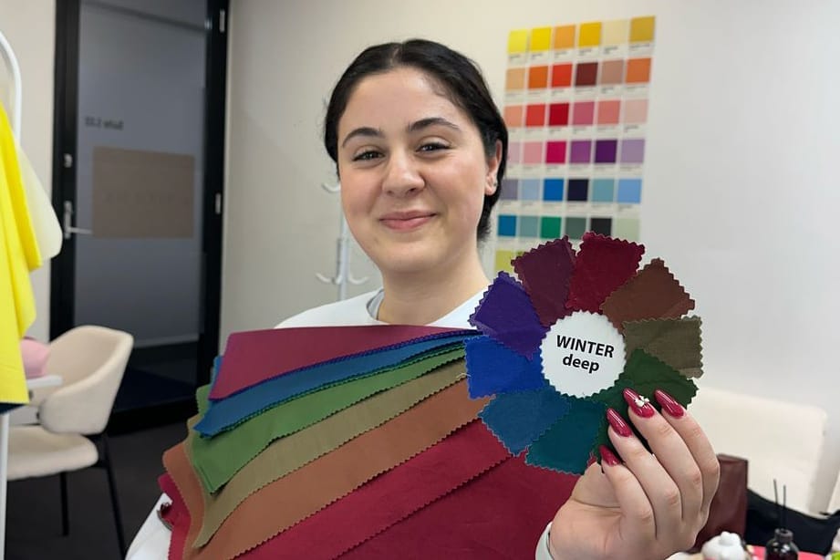 A Colour You analyst guiding a client during a colour session